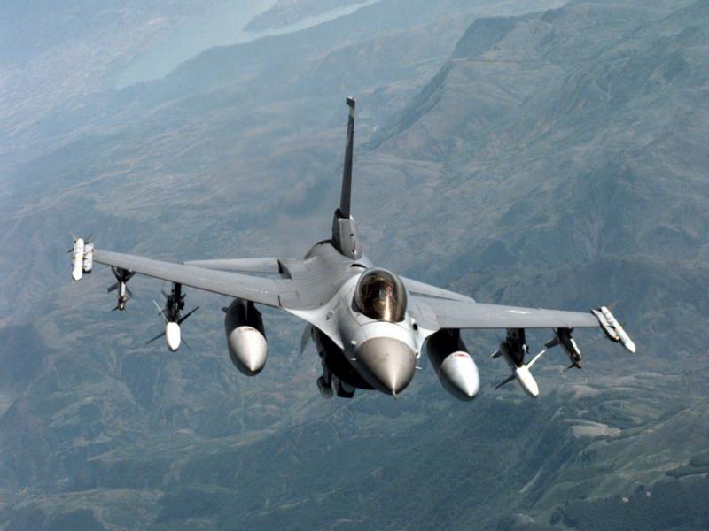 Turcia şi-a ridicat avioanele de luptă F-16 la graniţa cu Siria