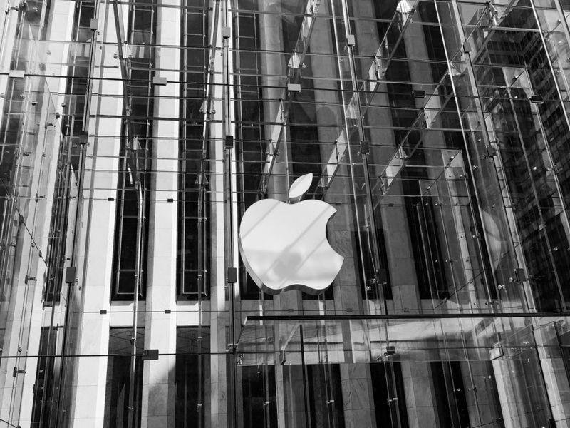 Apple a stabilit un nou record: Valoarea de piaţă a companiei a urcat la peste 620 miliarde dolari