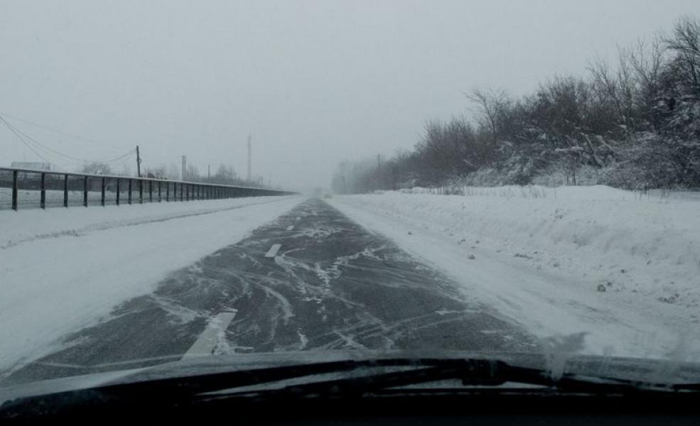 Treisprezece drumuri naţionale, închise din cauza zăpezii