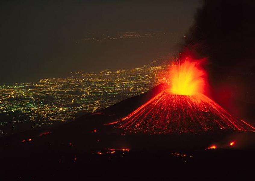 Cel mai misterios vulcan din lume, Etna, dă bătăi de cap experţilor: „Erupţiile recente sunt neobişnuite”
