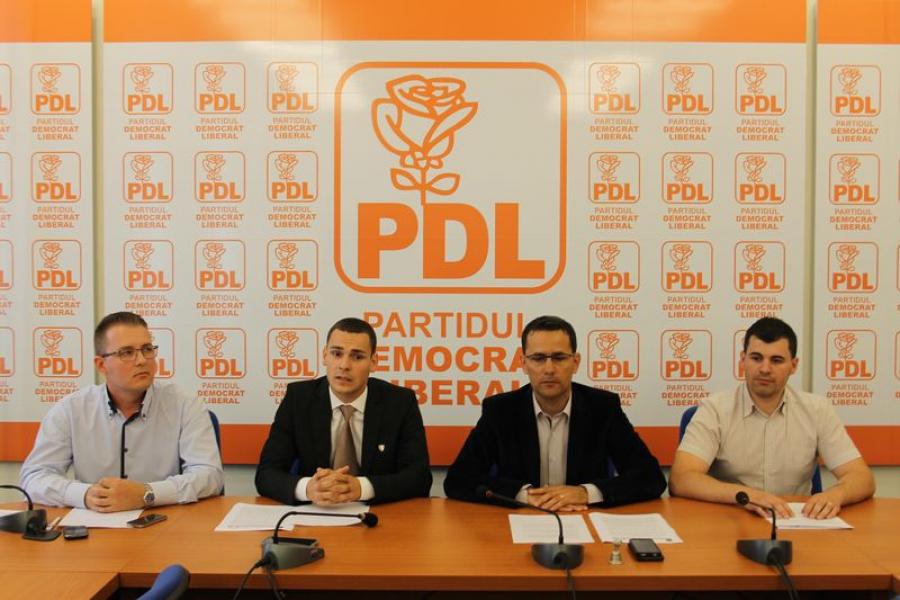 PDL Arad : Trei tineri democrat-liberali arădeni, absolvenți ai Programului de Excelență în Politică
